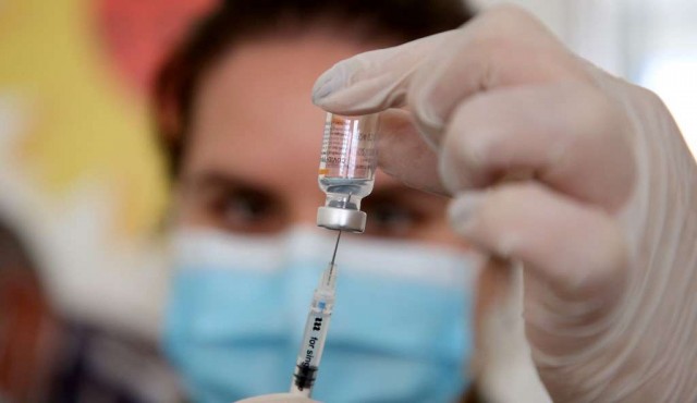 Por qué es “totalmente favorable” vacunar a los adolescentes contra el covid