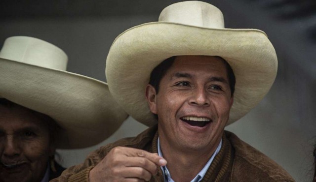 Castillo pasa a liderar escrutinio en Perú pero la tendencia puede variar