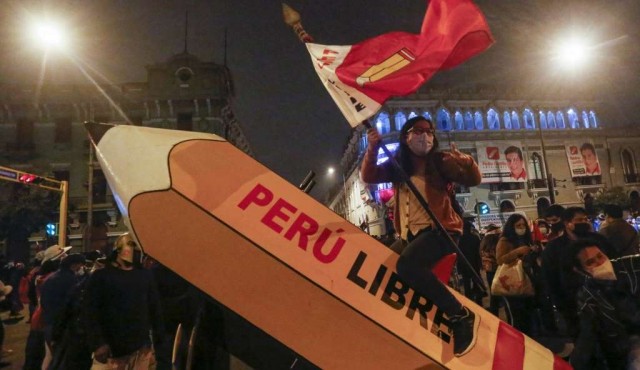 Partidarios de Castillo y Fujimori acampan para “defender” sus votos en Perú
