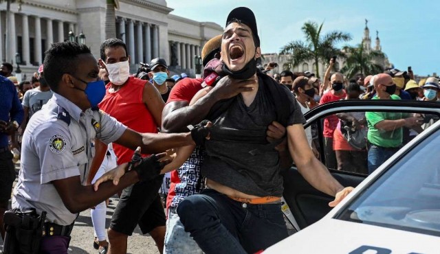 Crecen las protestas en Cuba mientras el gobierno llama a sus partidarios a defender “la revolución”