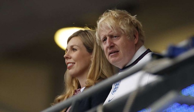 Boris Johnson denuncia los “insultos racistas” contra futbolistas ingleses