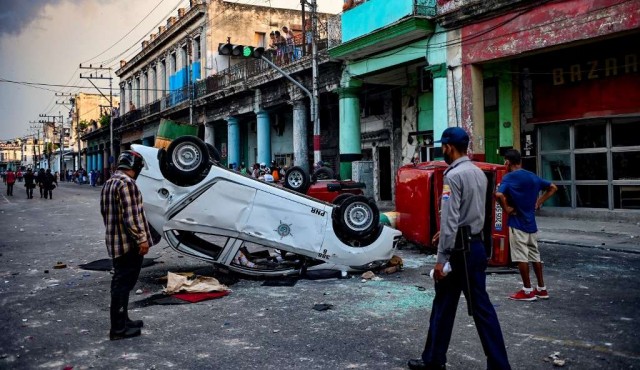 Gobierno niega “estallido social” en protestas que dejan un muerto en Cuba