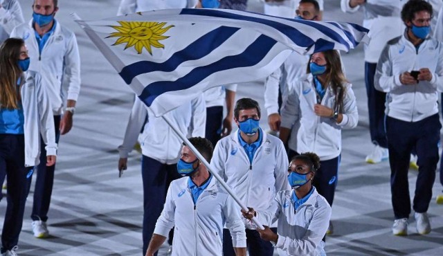 👊🇺🇾 CABEZA ARRIBA, Uruguay quedó fuera de los Juegos Olímpicos de Tokio  2020. Primera experiencia a nivel de selección para Federico…