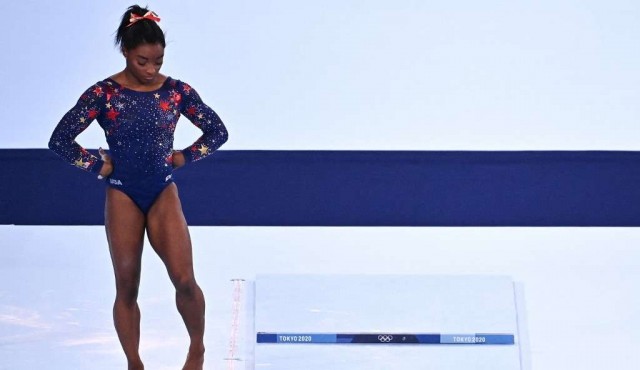 Simone Biles, intocable y repentinamente frágil