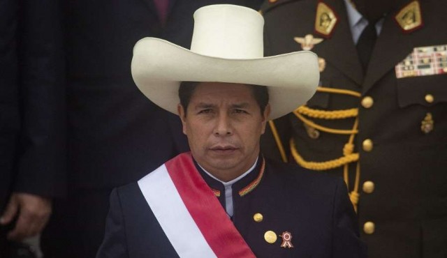 Castillo anuncia reforma constitucional al asumir Presidencia de Perú