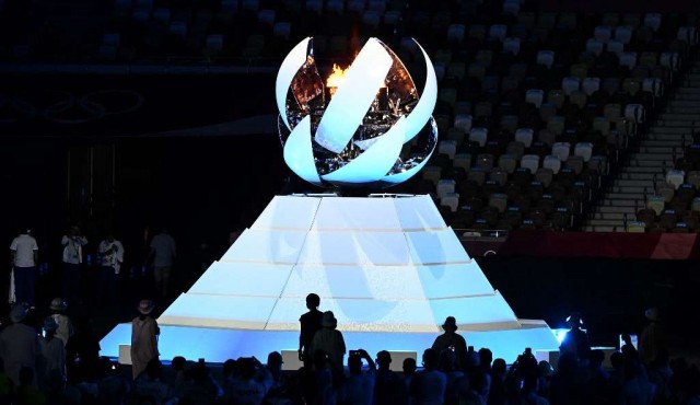 Tokio apaga su llama olímpica y da el relevo a París