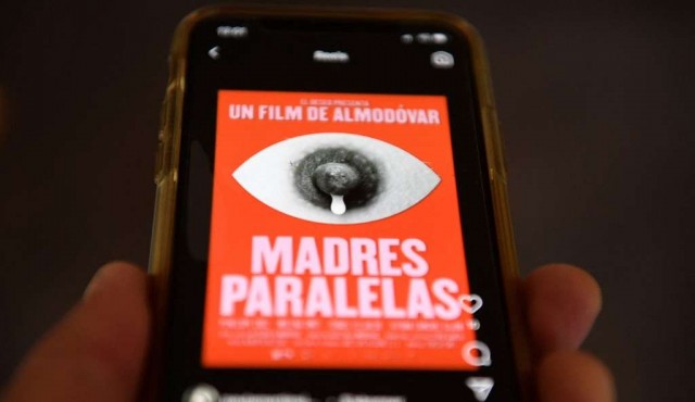 Almodóvar critica la breve retirada del cartel de su nueva película en Instagram