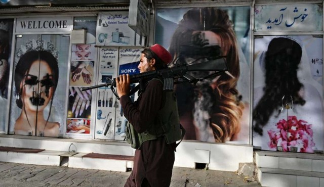 La imagen de la mujer desaparece en las calles de Kabul