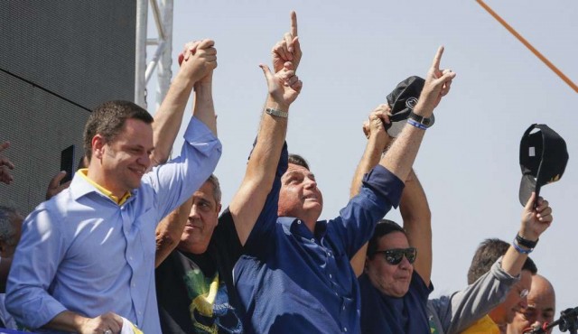 Bolsonaro arenga a multitud y asegura que Brasil escribe “una nueva historia”