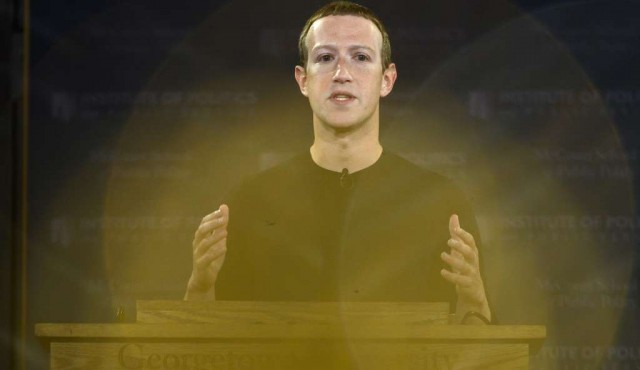 Denunciante insta a legislar ante “crisis” de Facebook; Zuckerberg niega todo