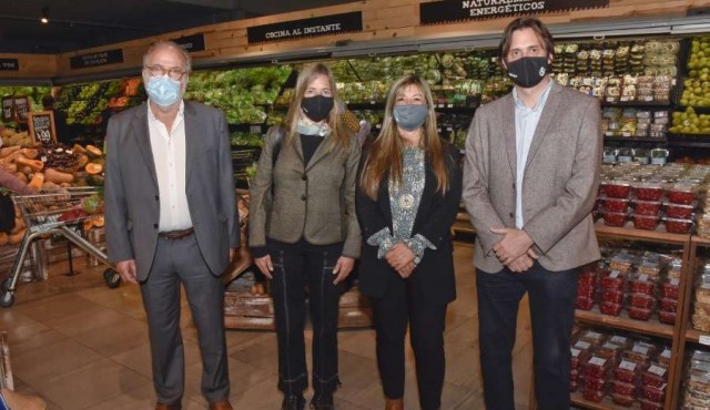 Autoridades celebran el Año Internacional de las Frutas y Verduras en Devoto Fresh Market Portones