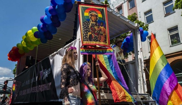 Católicos alemanes homosexuales salen del armario y protestan contra discriminación