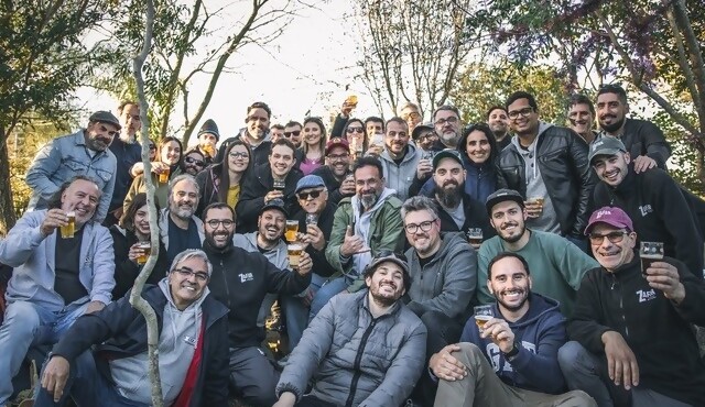 Cerveceros caseros cocinaron su séptima cerveza solidaria que este año beneficiará a Manos de Héroes