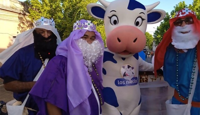 Los Nietitos volvió a entregar regalos el Día de Reyes a niños de la villa coloniense de La Paz