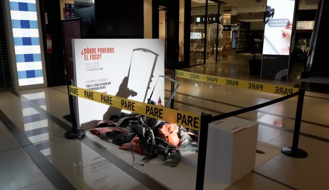 MAPFRE realizó una impactante acción en Punta Carretas Shopping para concientizar sobre seguridad vial en la Noche de la Nostalgia