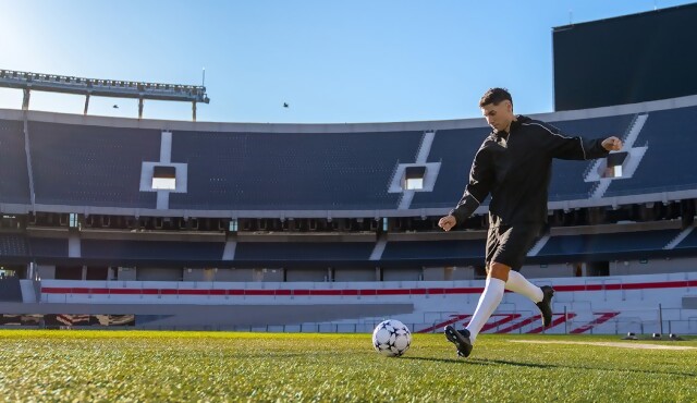 Una experiencia Monumental: Gonzalo Montiel abre las puertas de uno de los estadios más icónicos del fútbol