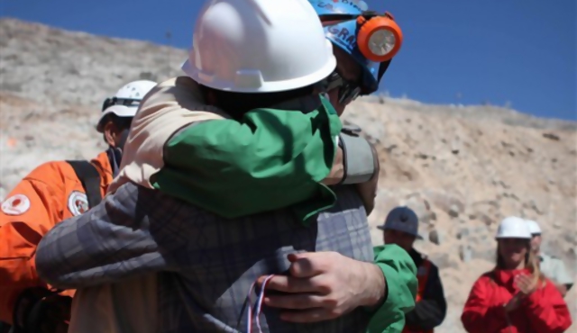  Alivio y alegría en el mundo por "histórico" rescate de mineros chilenos  