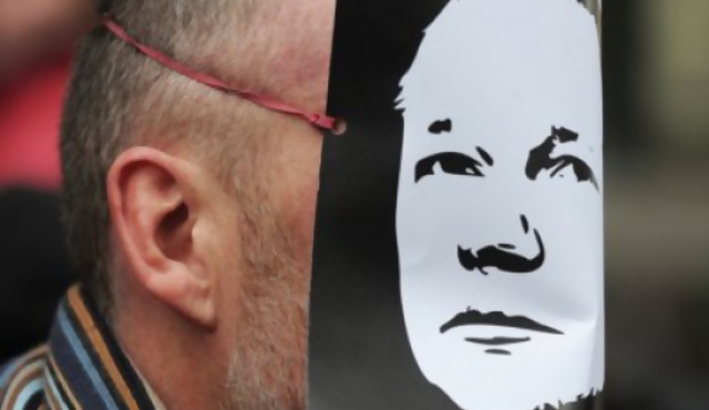 Hackers atacan para defender a WikiLeaks