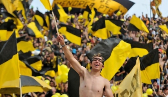 Peñarol proyecta la bandera más grande del mundo 