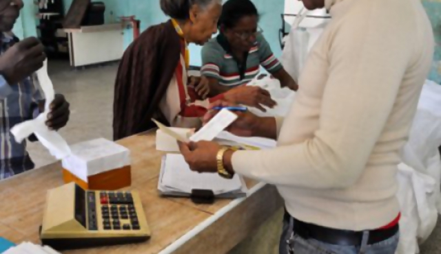 Cuba inicia recortes en empleos y subsidios