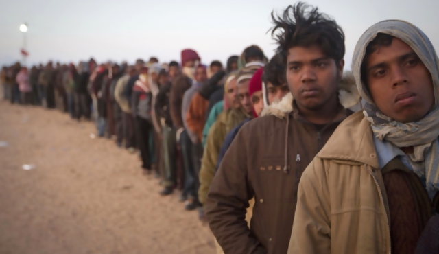 Inmigrantes huyen de Libia con gran carga para sus países