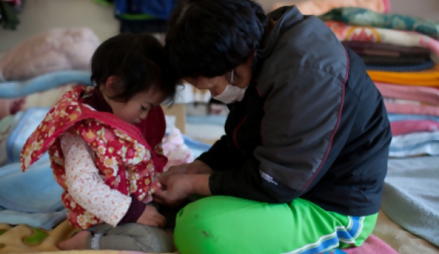 Japón: espaldas femeninas ante el terremoto