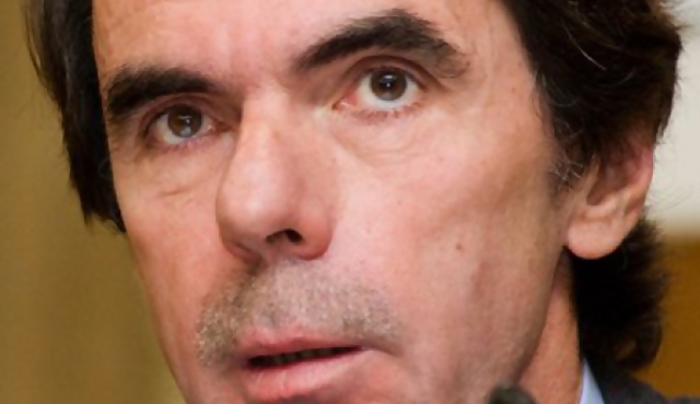 Aznar, amigo de Gadafi; el PSOE aprovecha