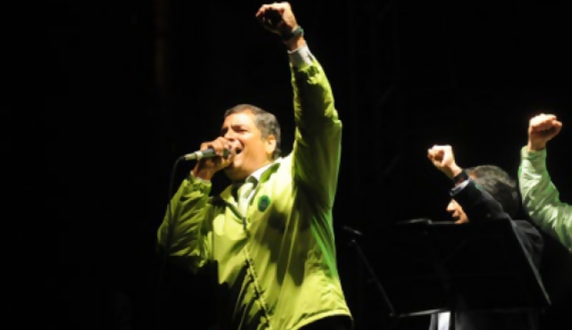 Correa: Prensa de América Latina confunde libertad de expresión con mentira 