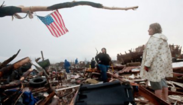 Buscan sobrevivientes tras tornado en EEUU