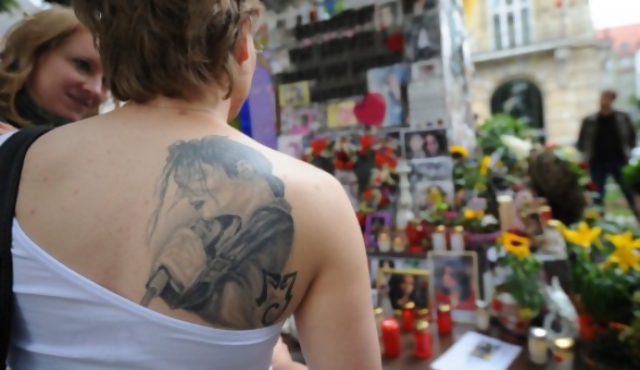Fans de Michael Jackson le rinden tributo dos años después de su muerte