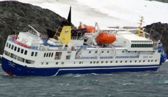Crucero varado en la Antártida