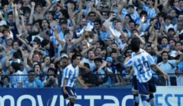 La hinchada de Racing exige “ganar o al cajón” 