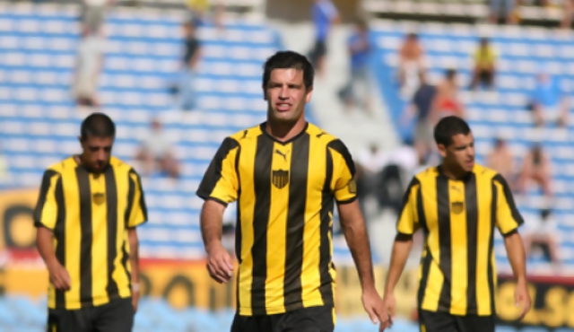 Peñarol – Racing juegan por la punta 