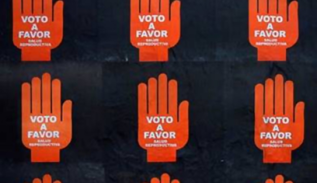 Debate sobre aborto enfrenta a estudiantes de Medicina