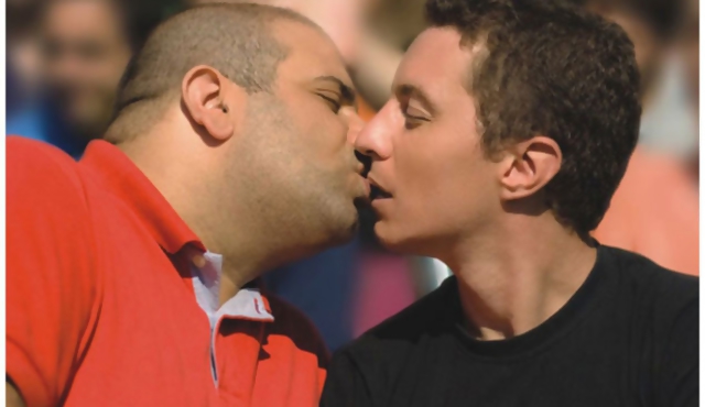 Expulsaron a una pareja gay de un boliche por besarse