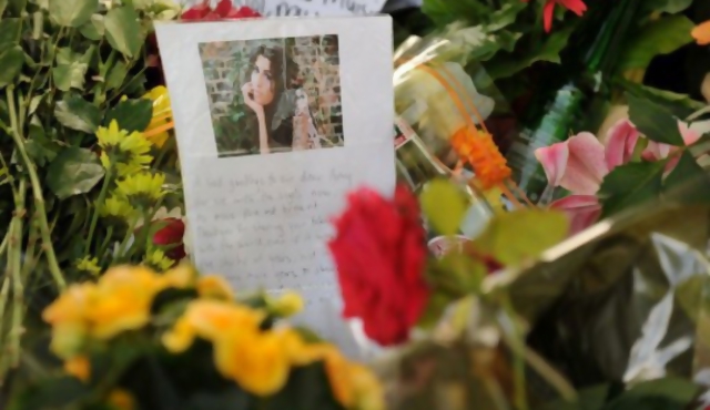 Padres de Amy Winehouse comparten el dolor con los seguidores de la cantante