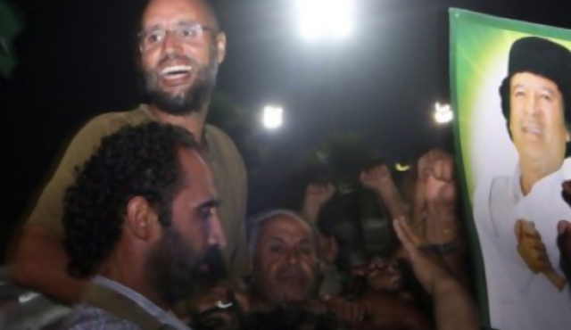 Hijo de Gadafi reaparece y aumenta confusión en Libia