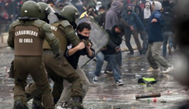 Un muerto en protestas de trabajadores y estudiantes chilenos