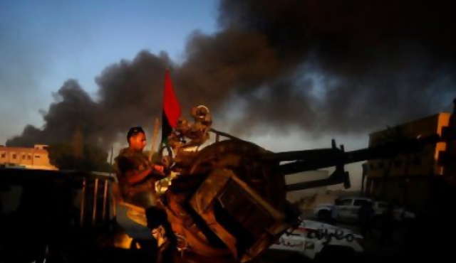 Rebeldes trasladan el gobierno a Trípoli