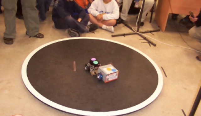 Sumo.uy: donde los robots aprenden, luchan y juegan al fútbol