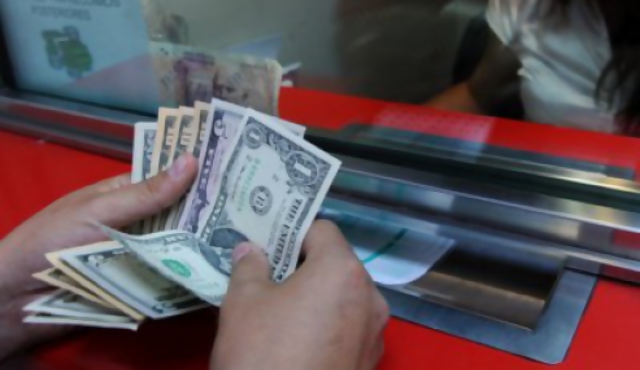 Dólar alcanza valor máximo del año