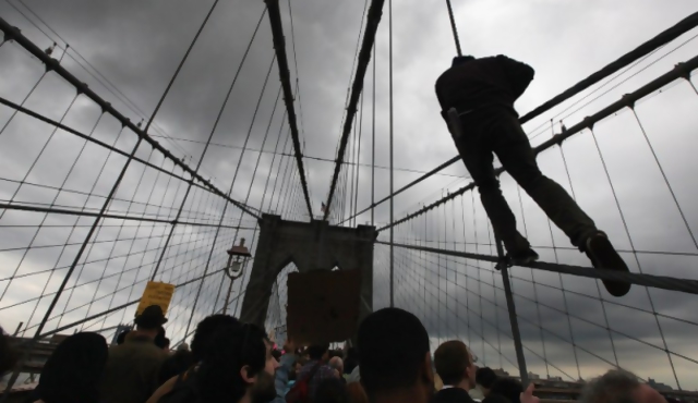 Estadounidenses protestan ante los ojos del mundo
