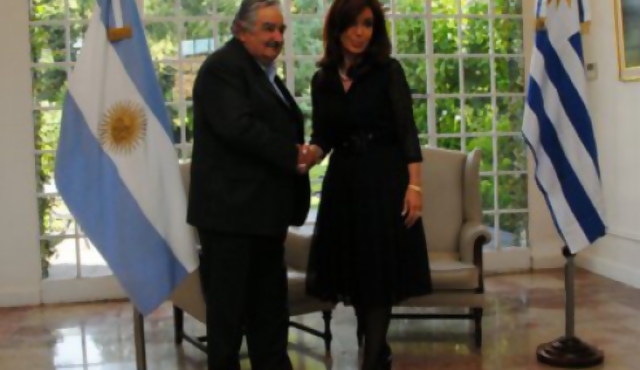 Chavez no va, Mujica sí