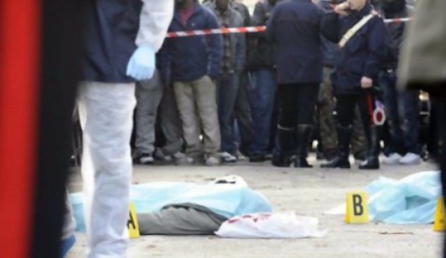 Italia: extremista mata a dos inmigrantes