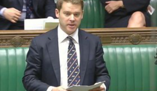 Diputado británico investigado por disfraz nazi