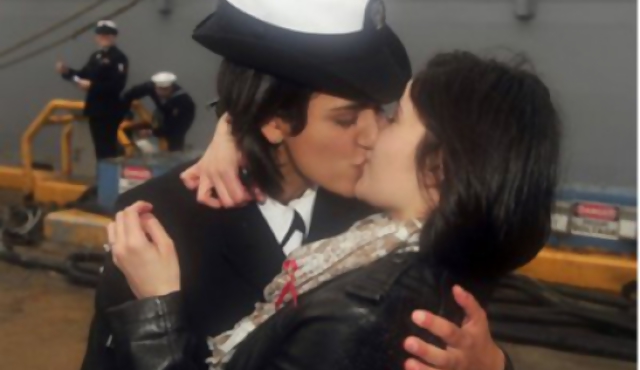 "Primer beso" lésbico en Marina de EE.UU