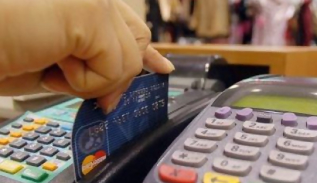 Bancos quieren duplicar clientes con popularización de tarjetas