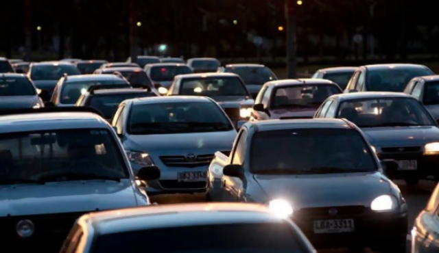 Vuelven 2.500 autos por hora a Montevideo