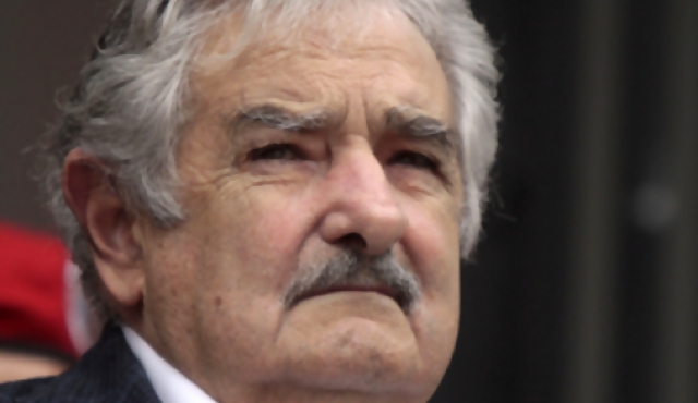Mujica y oposición acuerdan “asumir el control en la educación”