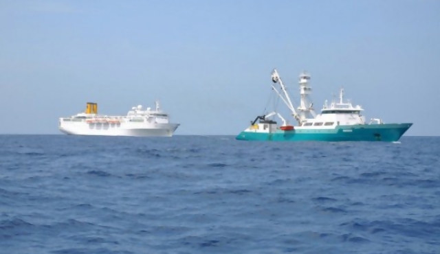 Remolcan al crucero Costa Allegra 